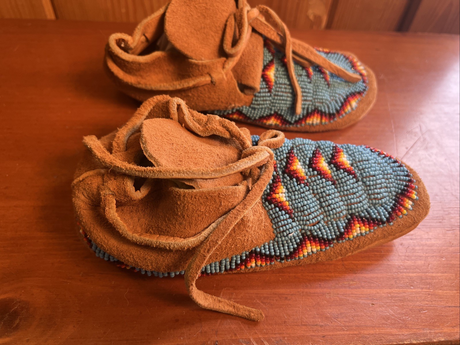 Beautiful Hand Made Beaded Vintage Native American Moccasins Size 8”