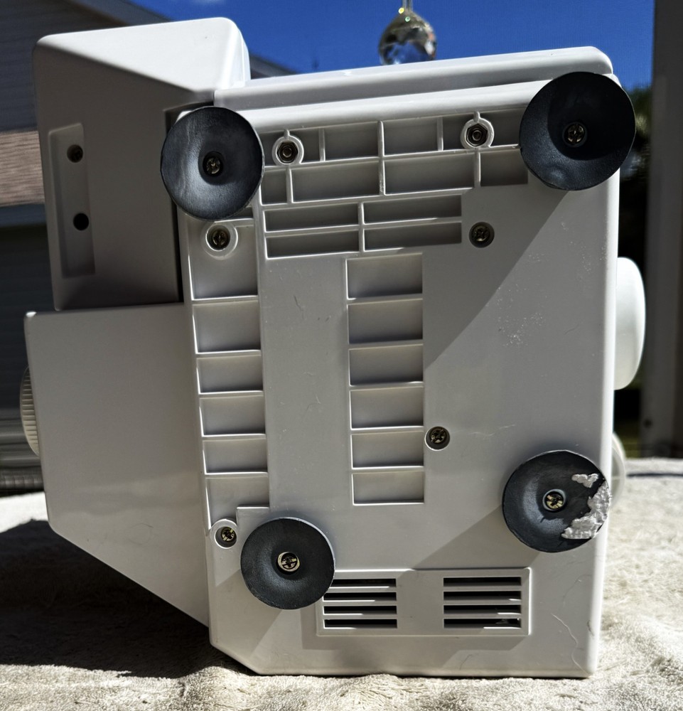 WHITE OVERLOCK SEWING MACHINE MODEL 1600