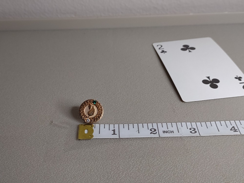 Round Gold Tone And Green Leaf Pin