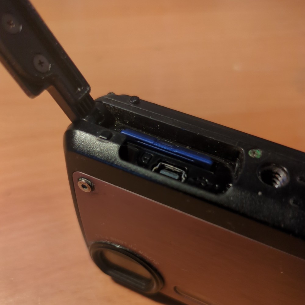 Hitachi HDC-99WE 9.0MP Digital Camera (Tested Working)