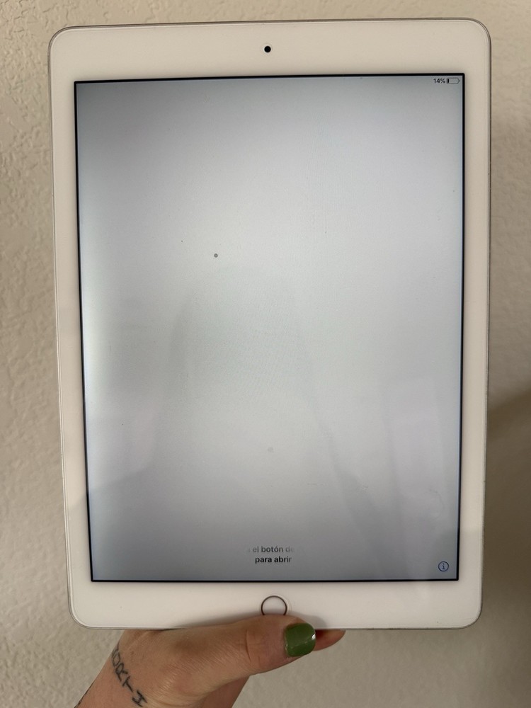 Apple iPad Silver Tablet iOS