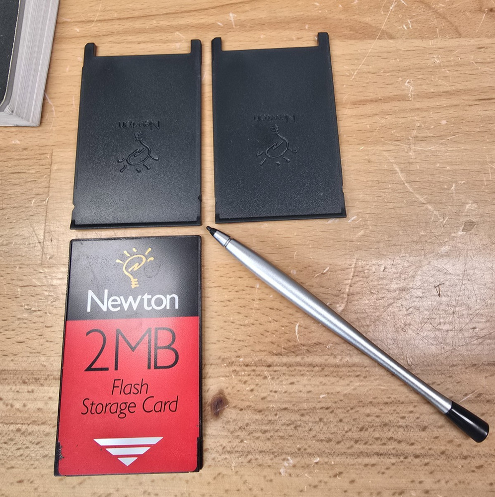 Apple Newton MessagePad 2000 Bundle Flash Memory Stylus Manuals Extras