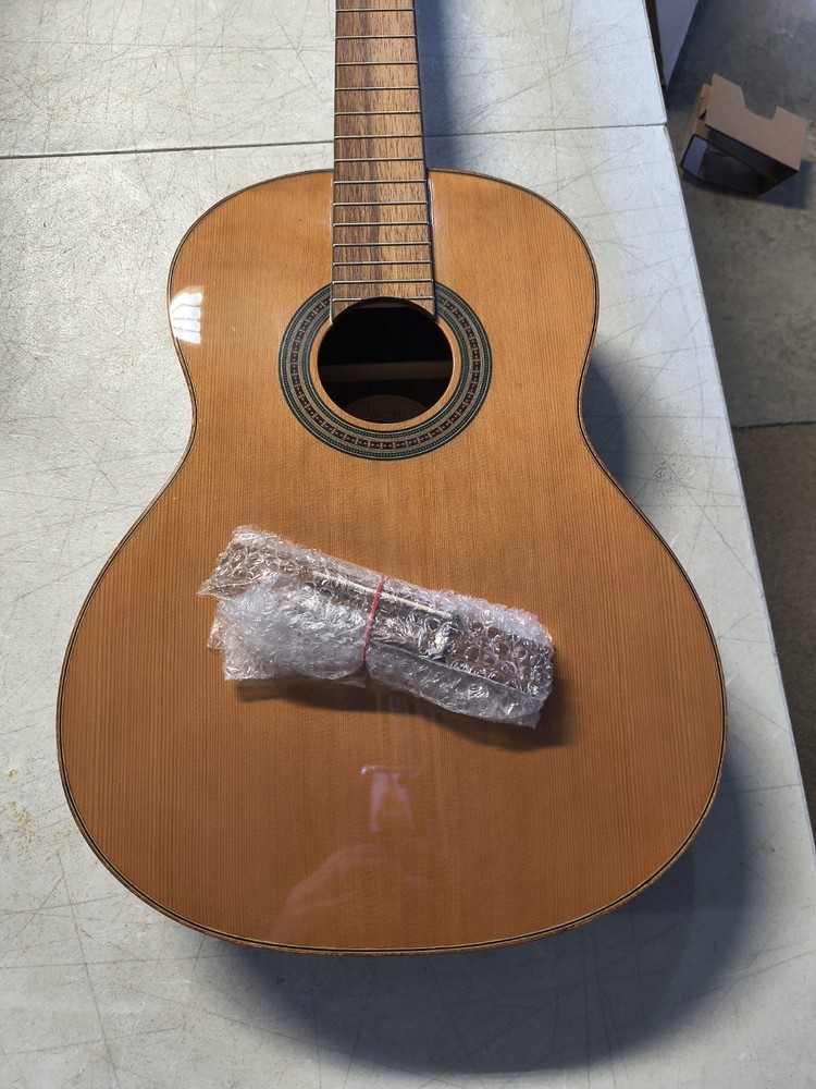 Lucero LC200S Solid-Top Classical Acoustic Guitar - Natural, issues, bridge
