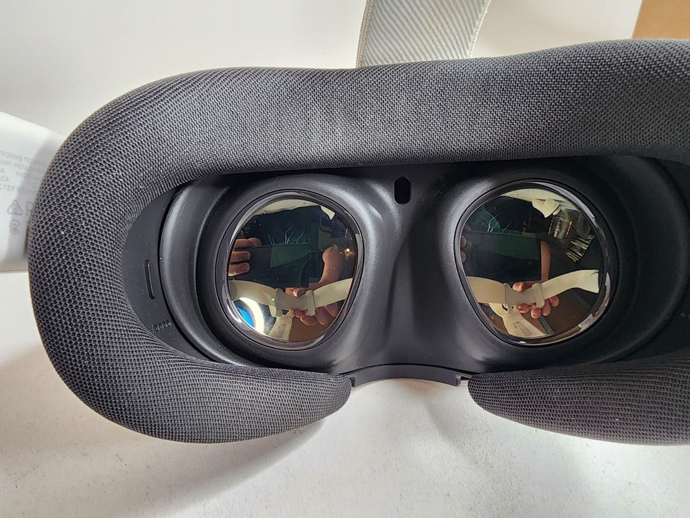 Meta Oculus Quest 3 VR Headset 128GB Headset W/ Controllers + Box