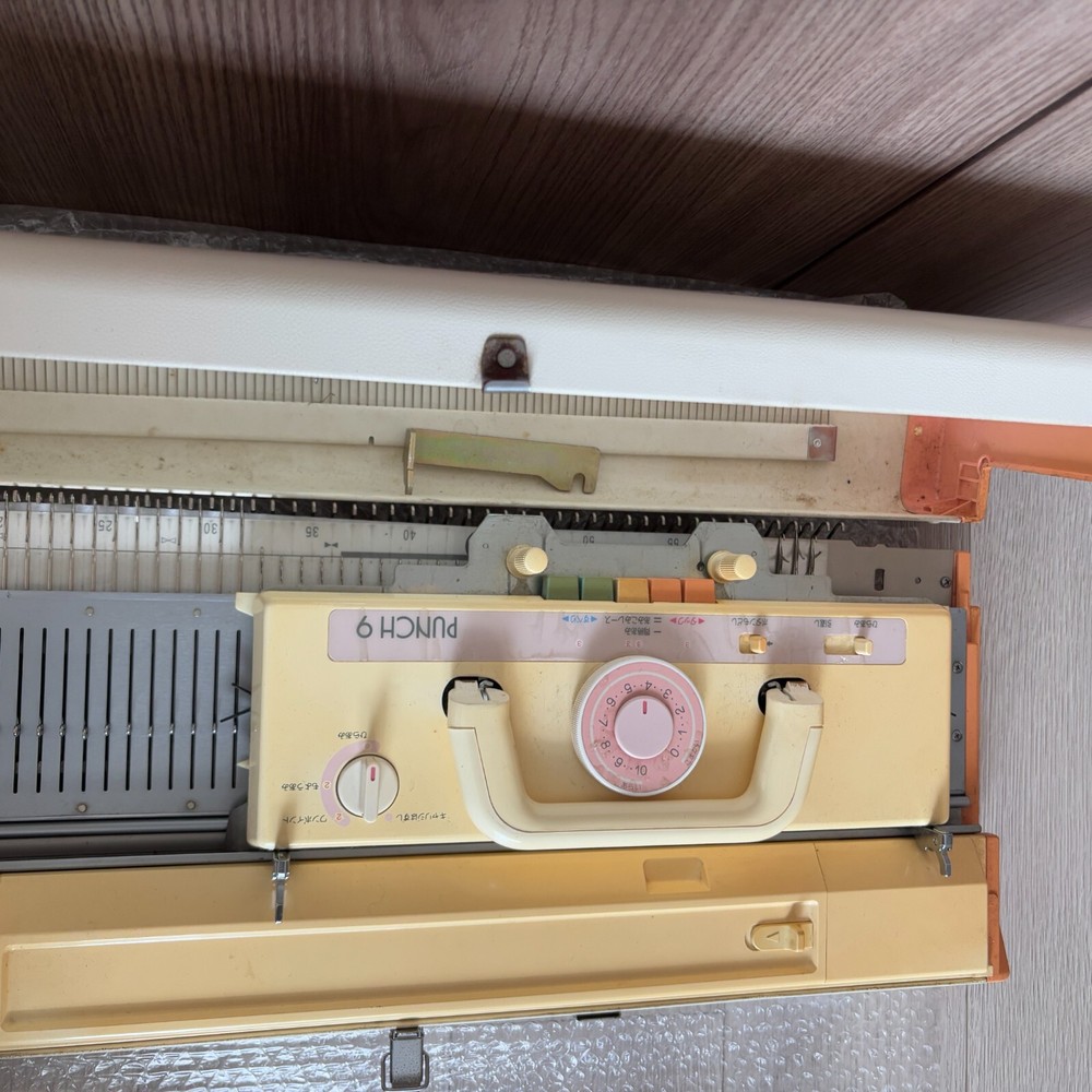Brother KH-260 PUNCH9 Knitting Machine UNTESTED Used