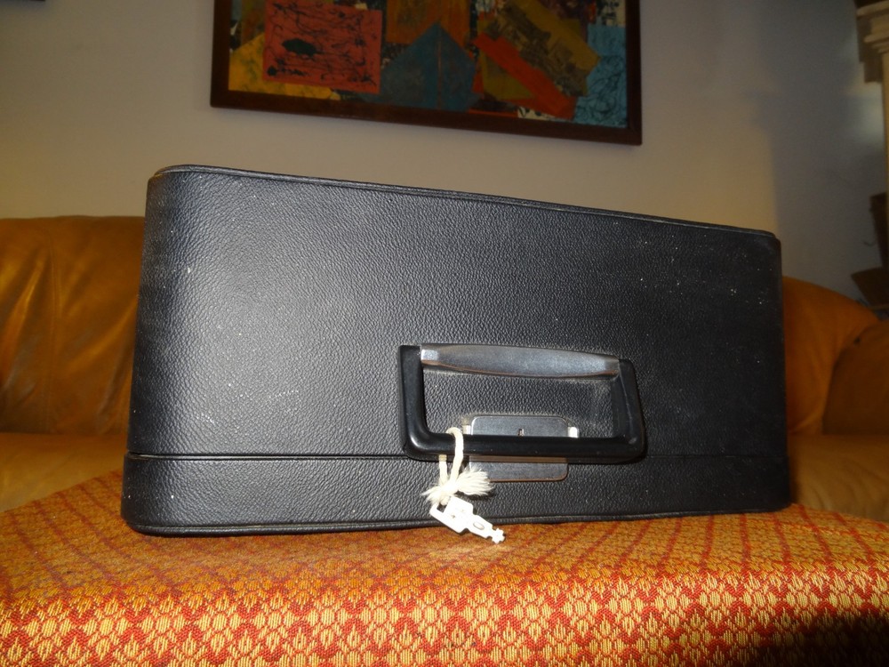 Olympia DELUXE SM9 White Typewriter + Case & Key