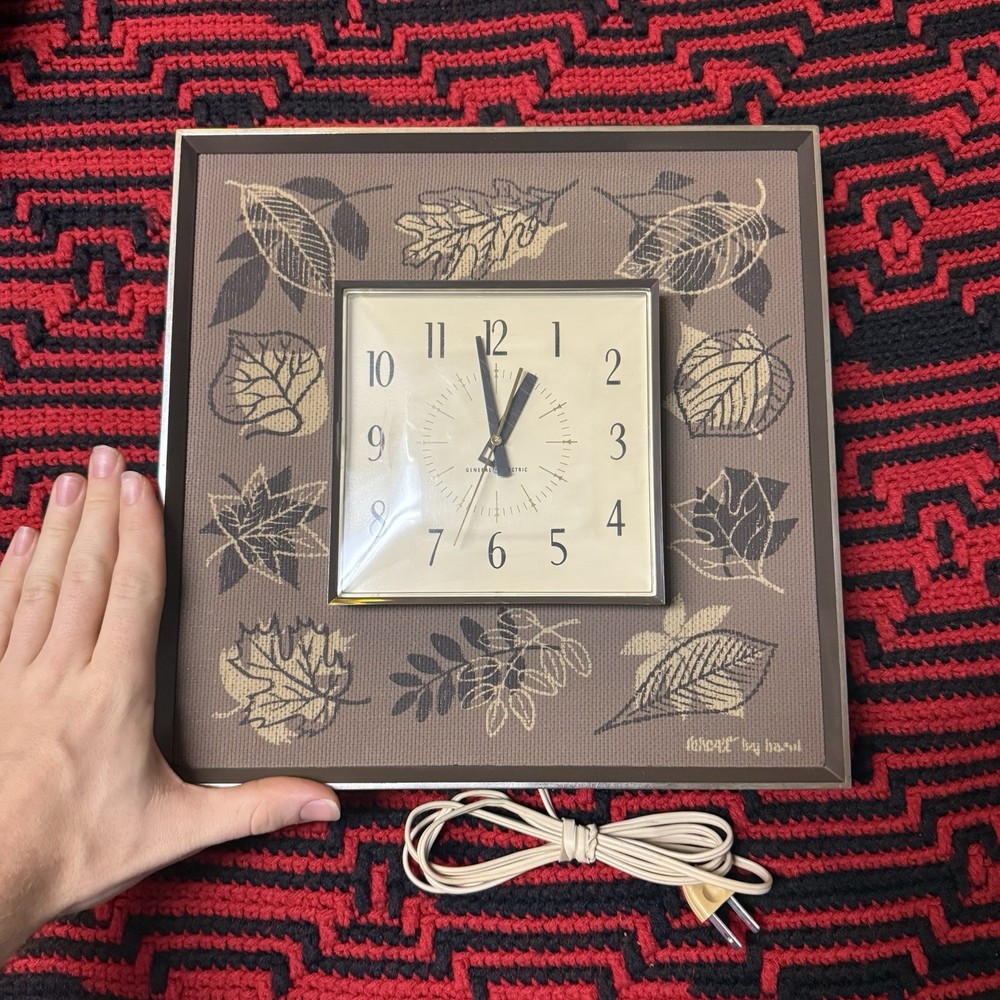 Vintage Retro General Electric Wall Clock with Leaf Pattern Border TESTED