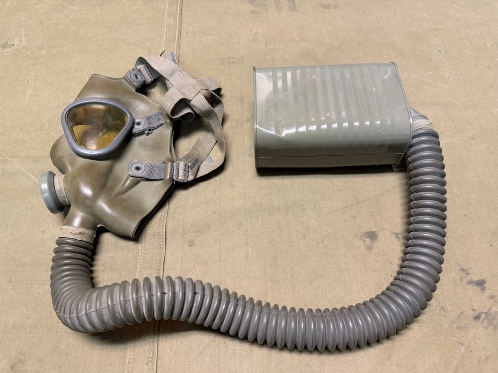 ORIGINAL WWII US ARMY INFANTRY M2A1 M1A9 GAS MAKS U & CANISTER