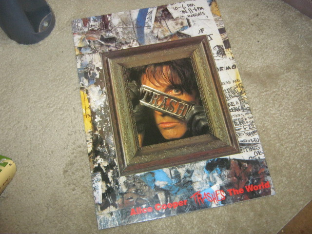 ALICE COOPER 1989 'Trash' VINTAGE CONCERT TOUR BOOK & PROMOTIONAL FLAT NEW/MINT