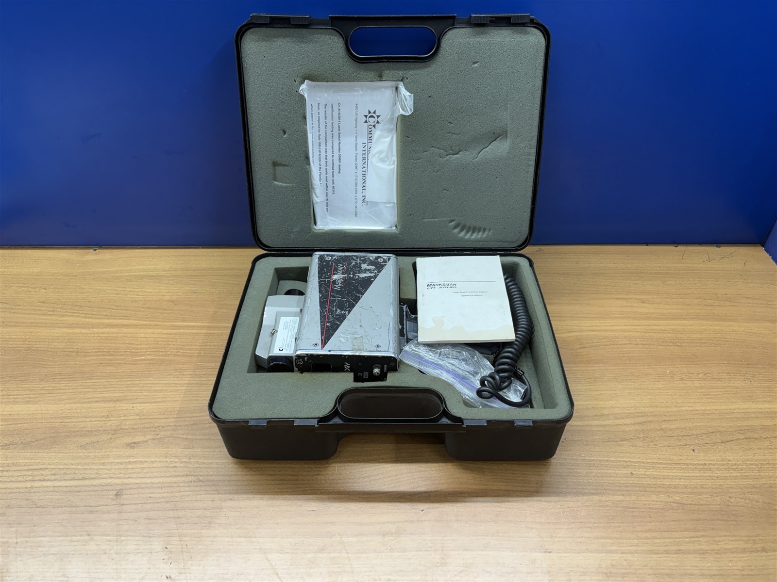 COMUNICATIONS INTERNATIONAL LTI 20/20 MARKSMAN LASER SPEED MEASURING GUN W/ CASE