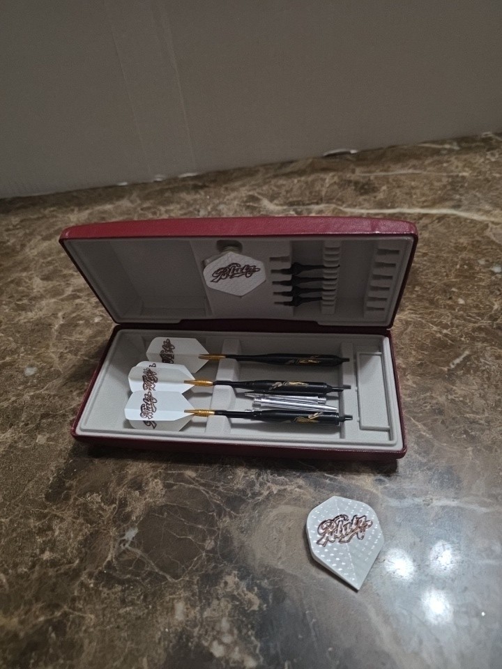 Vintage Blatz Draft Dart Set Case With 3 Darts Extra Flights And Tips