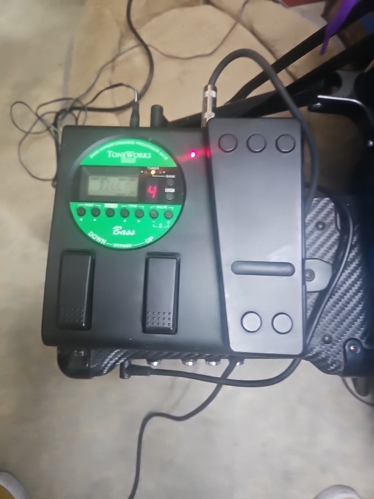 KORG ToneWorks AX1B Bass Multi Effect Processor Pedal + POWER SUPPLY