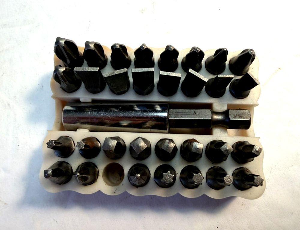 32 pc. BLACK & DECKER SECURITY DRILL BIT SET PVC ORGANIZER CASE Missing 1 PC.