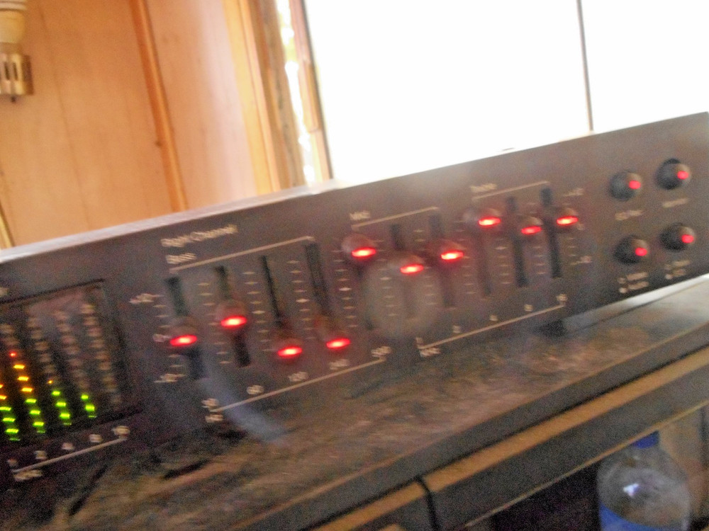 AUDIO SOURCE GRAPHIC EQUALIZER AND SPECTRUM ANALYZER MODEL EQ EIGHT SERIES II