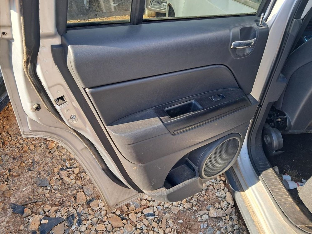 COMPASS 2011 Glove Box 4893478