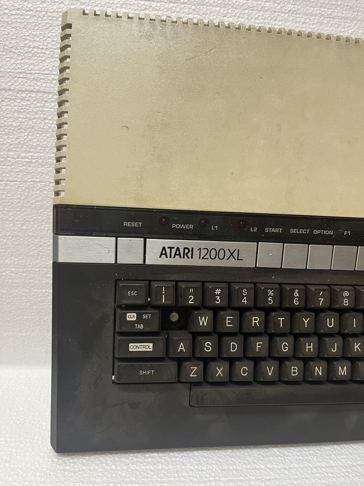 Atari 1200 Xl Top Half With Keyboard Missing Q As Is