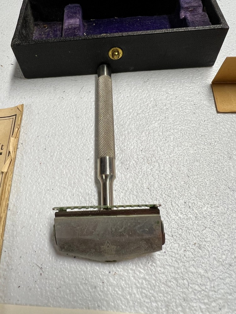ANTIQUE E.C. SIMMONS KEEN KUTTER RAZOR SET IN ORIGINAL CASE