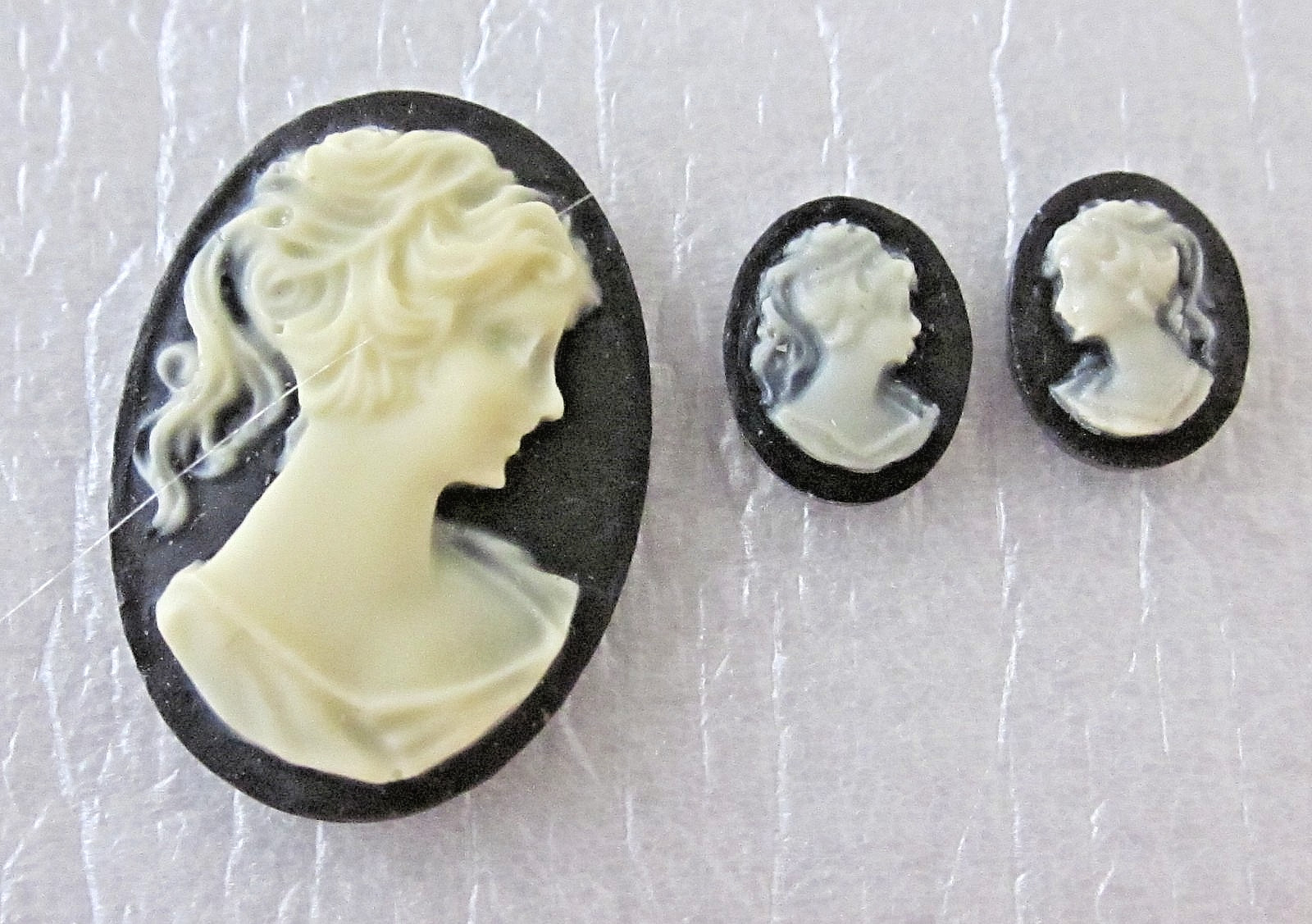 * SALE* VTG CAMEOS 40x30mm HUGE 17piece LOT JEWELRY RESIN FINDINGS REPAIR CRAFTS