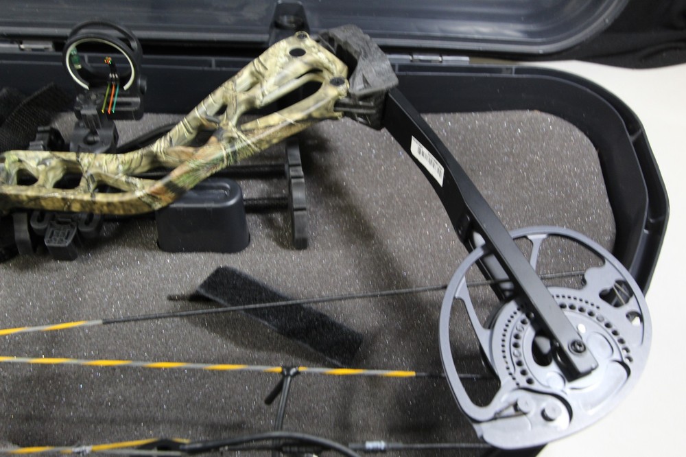 Diamond Archery Edge 320 Right Hand Compound Bow 40 lbs draw with case(04ul26ca)