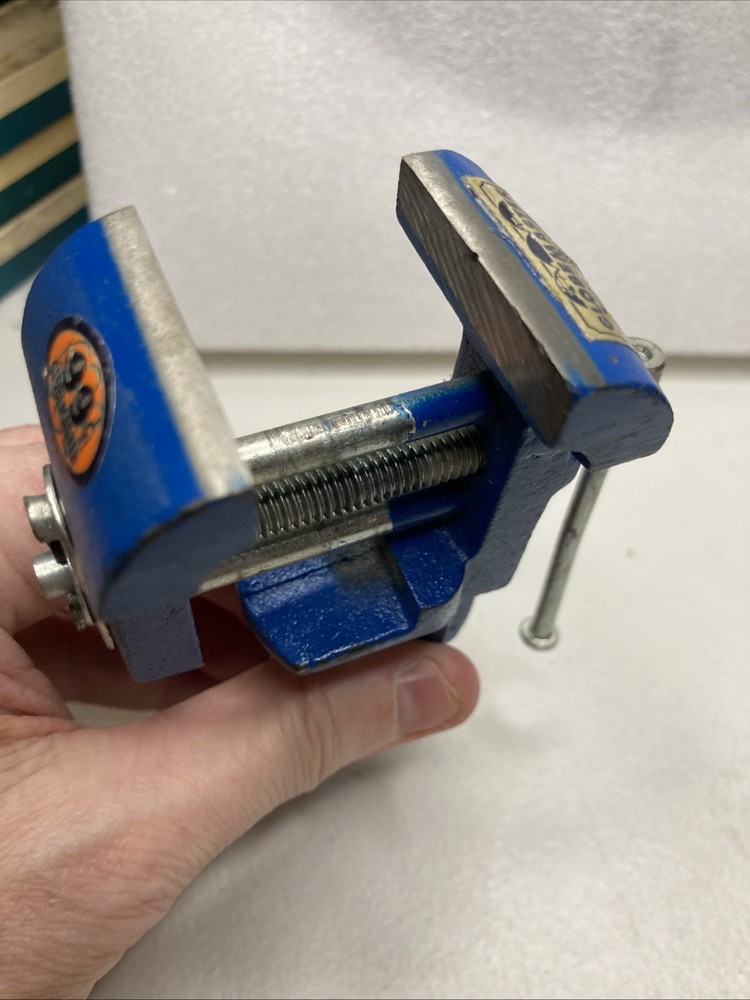VINTAGE MINI GLOBEMASTER 5929 BENCH TABLE VISE-great Shape-D