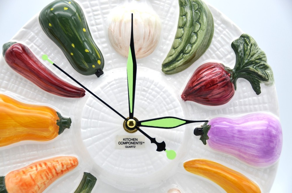 VTG AMC Kitchen Components 3D Vegetable Wall Clock Ceramic Quartz Works