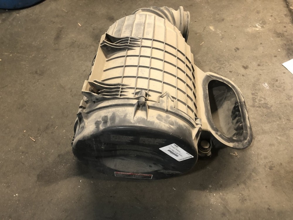 Volvo VNL Air Cleaner - Used