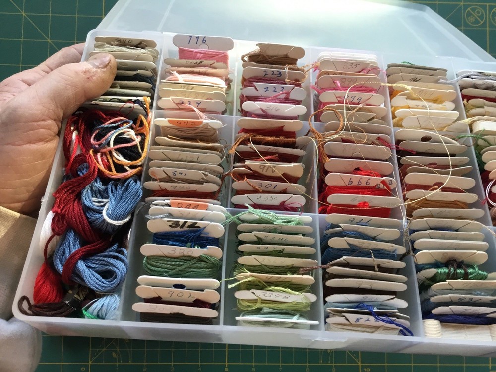 PLASTIC CASE 150? EMBROIDERY FLOSS THREAD SAMPLES WITH NUMBERS ALL COLORS