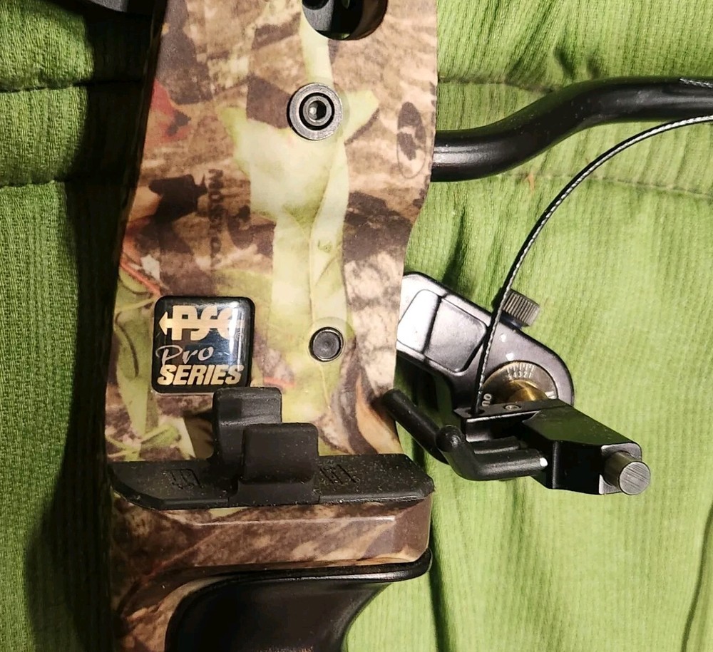 PSE Triton Bow, Complete Setup, EUC, 29" Draw, 70 Lbs Max, W/Arrows & Soft Case