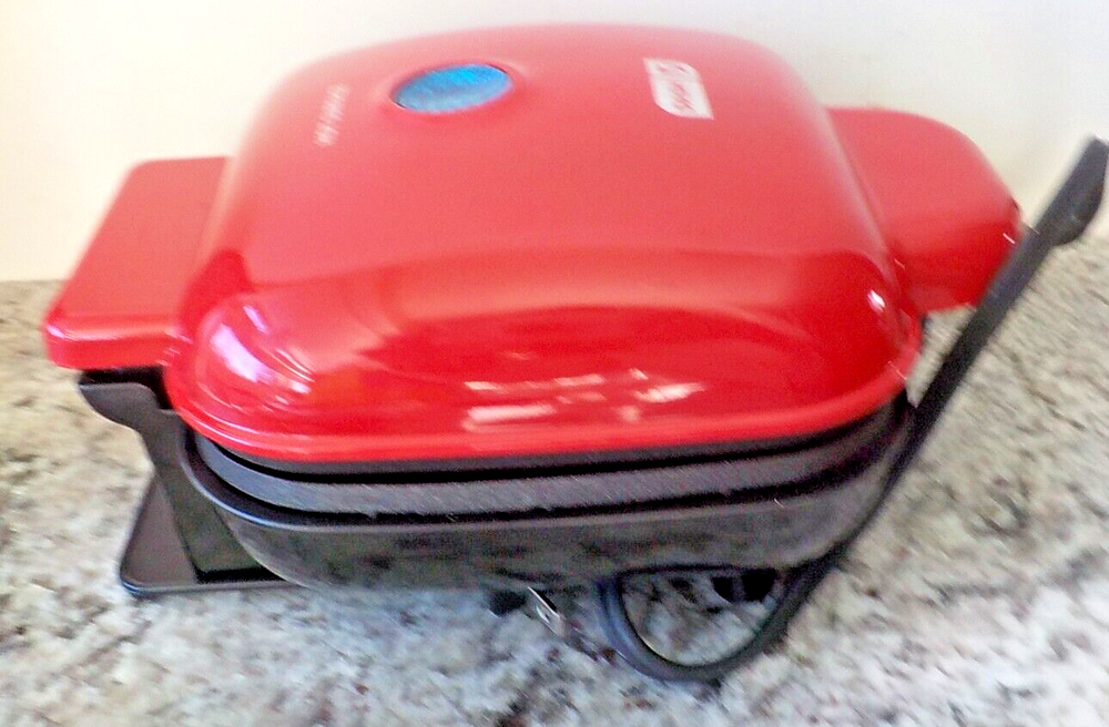 DASH RED Egg Bite Maker Fast Heating w/ 4 Silicone Molds & Recipe Guide