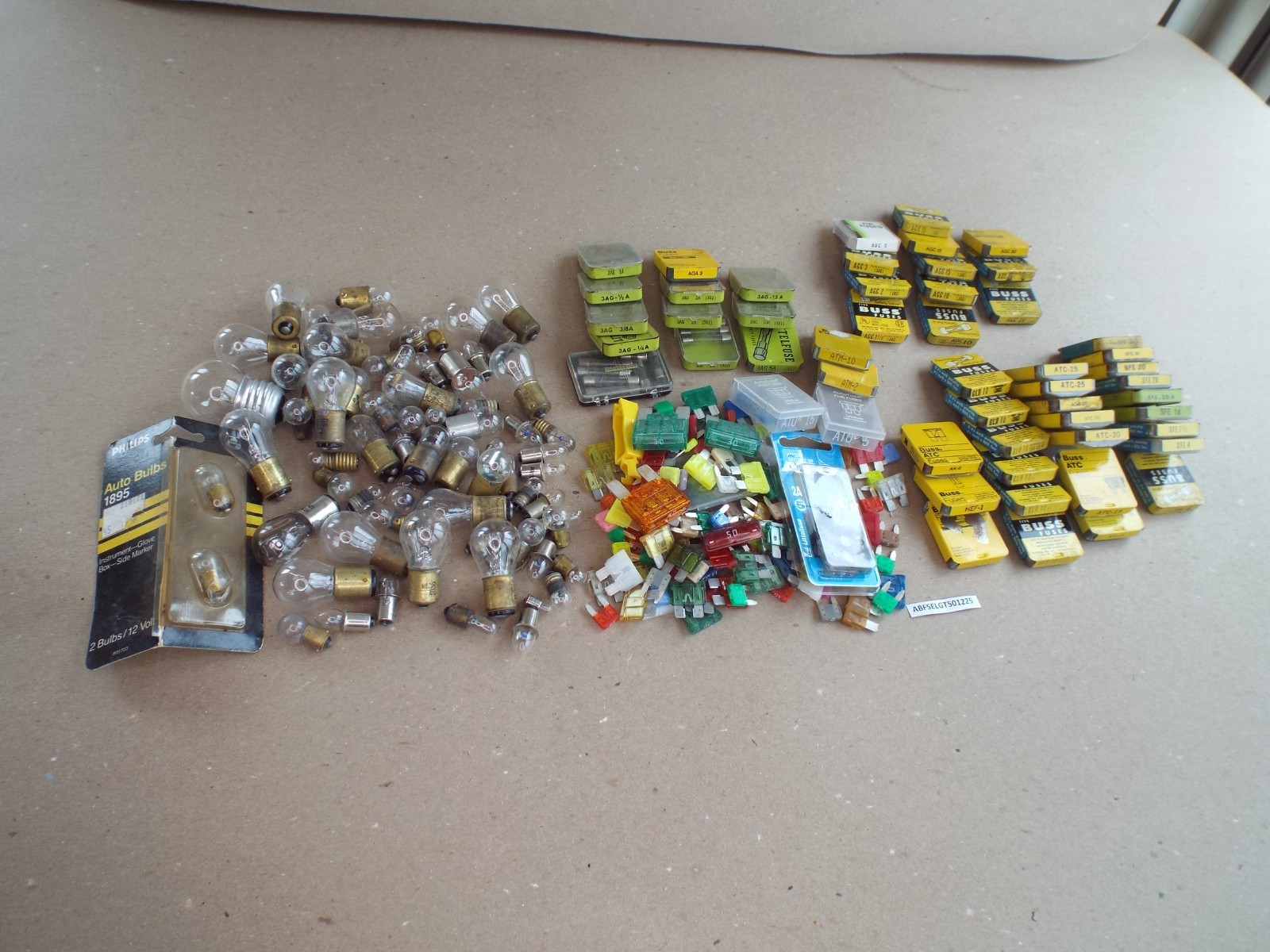 Buss Fuses Tins 1/4 - 30 A, Blade 5 - 50 A & Auto Bulbs Various Types - (Read)