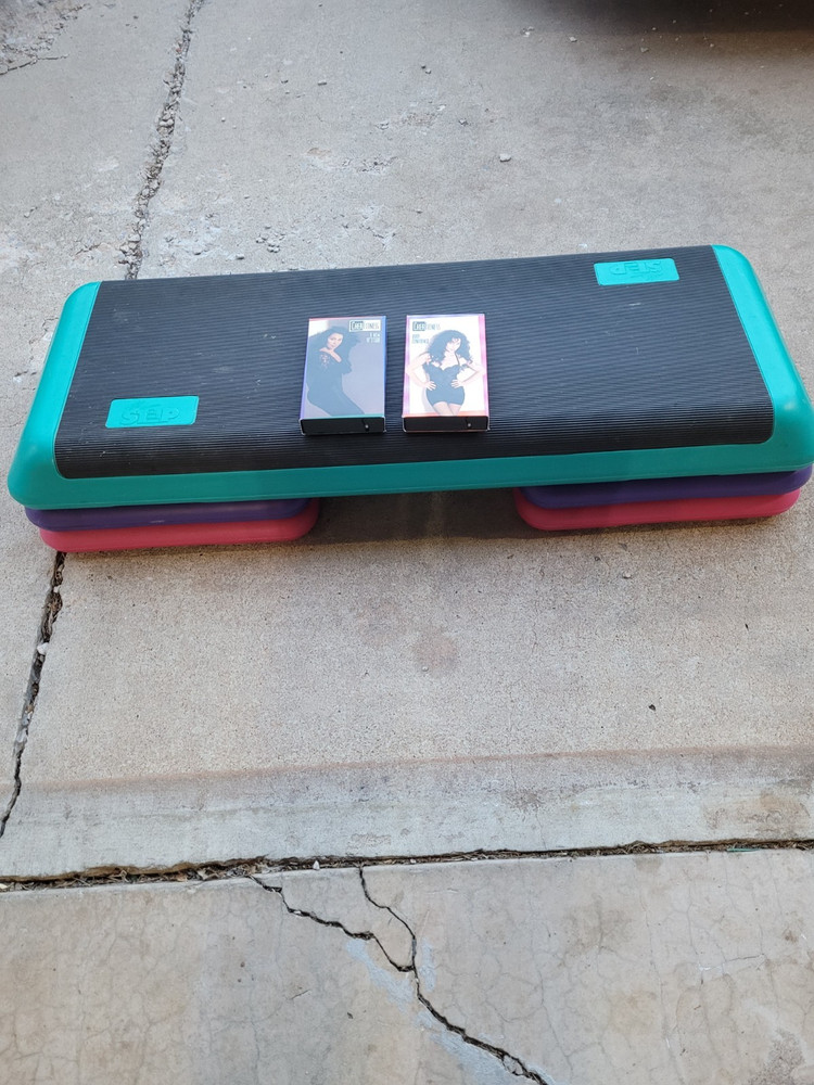 VINTAGE THE STEP EXERCISE BENCH WITH RISERS & 2 CHER EXERCISE VHS TAPES PREOWNED