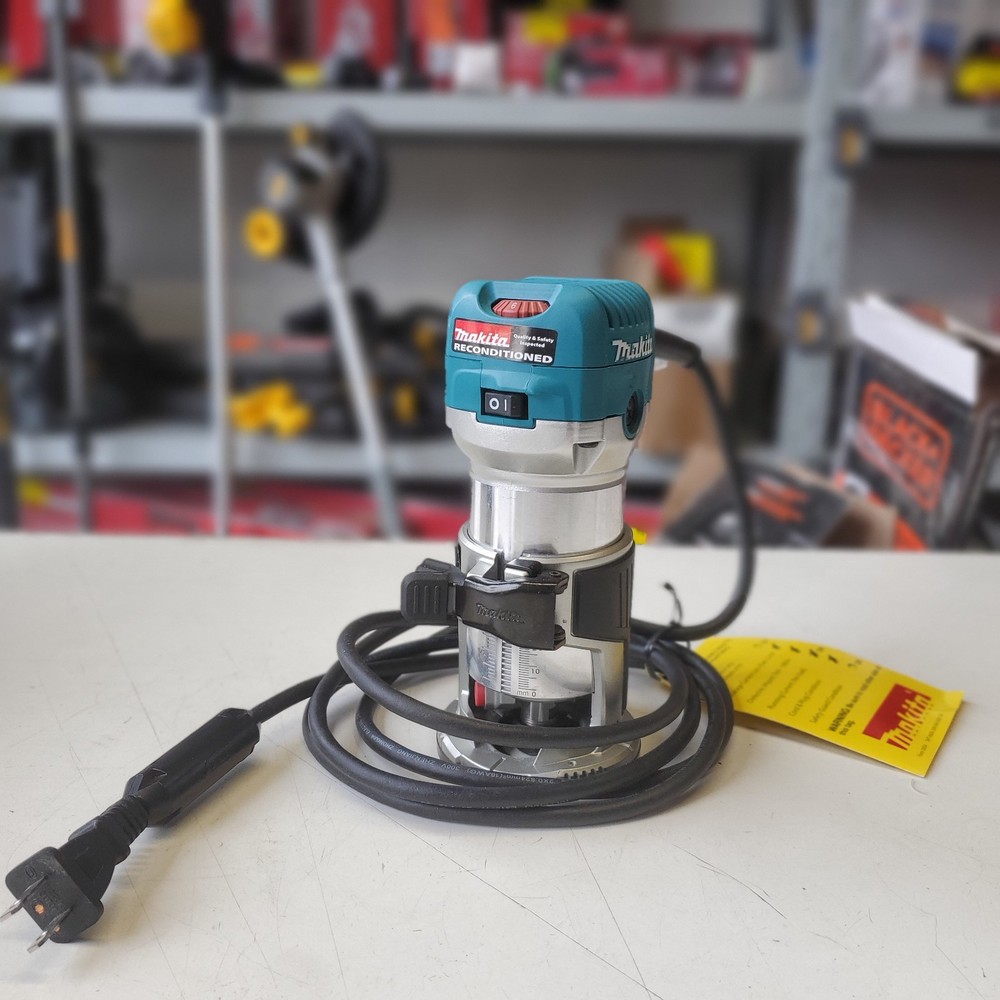 Makita 6.5 Amp 1-1/4 HP Corded Compact Router Variable Speed Fixed Base