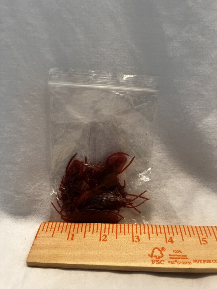1pc realistic Joke Prank Plastic Cat toy scary cockroach counterfeit.