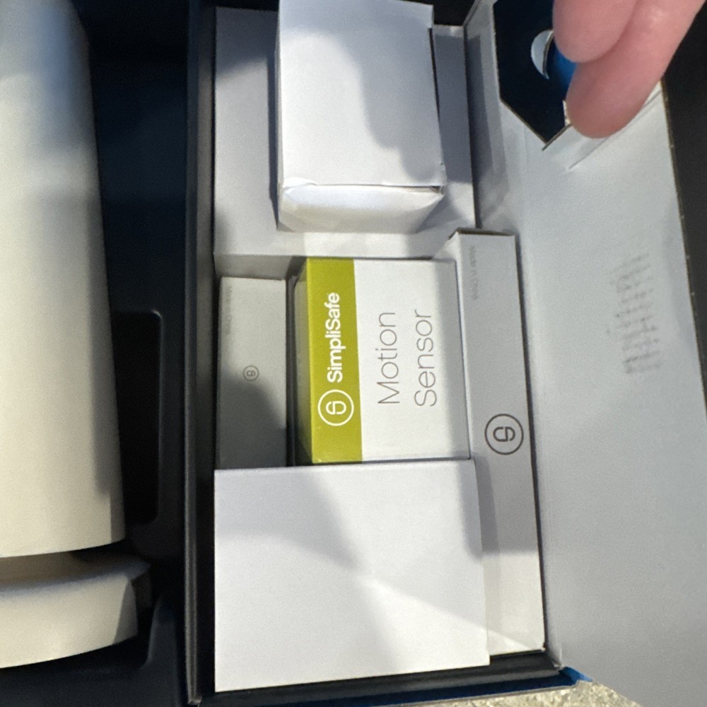 SimpliSafe Home Security System 7 PC Extra Original White New