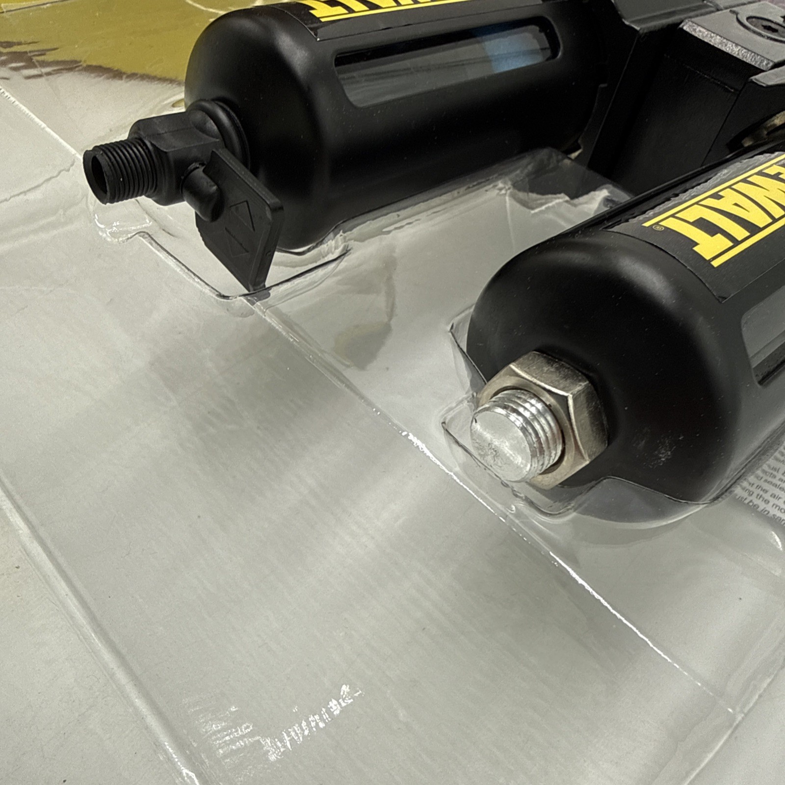 DeWalt DXCM019-0338 3/8" NPT Desiccant Compressed Air Cleaner Purification