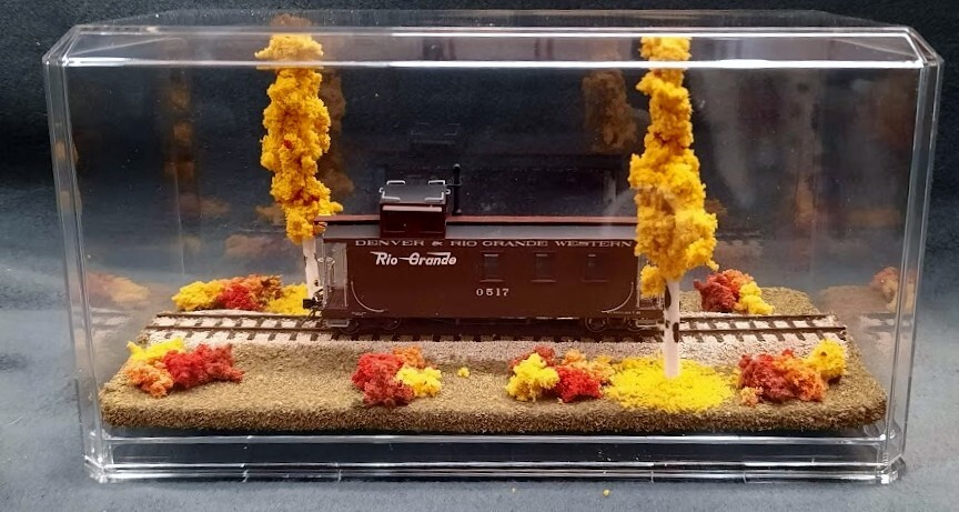 HOn3 SCALE 9" SINGLE TRACK DISPLAY CASE - FALL FOILAGE SCENE- FOR ANY HOn3