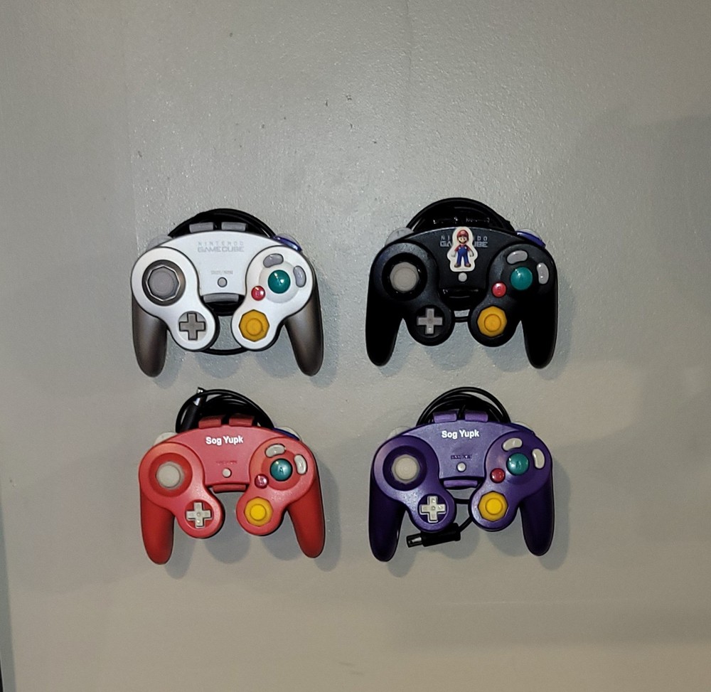 Nintendo GameCube Controller Wall Mount Clip Holder Hanger Bracket with Logo