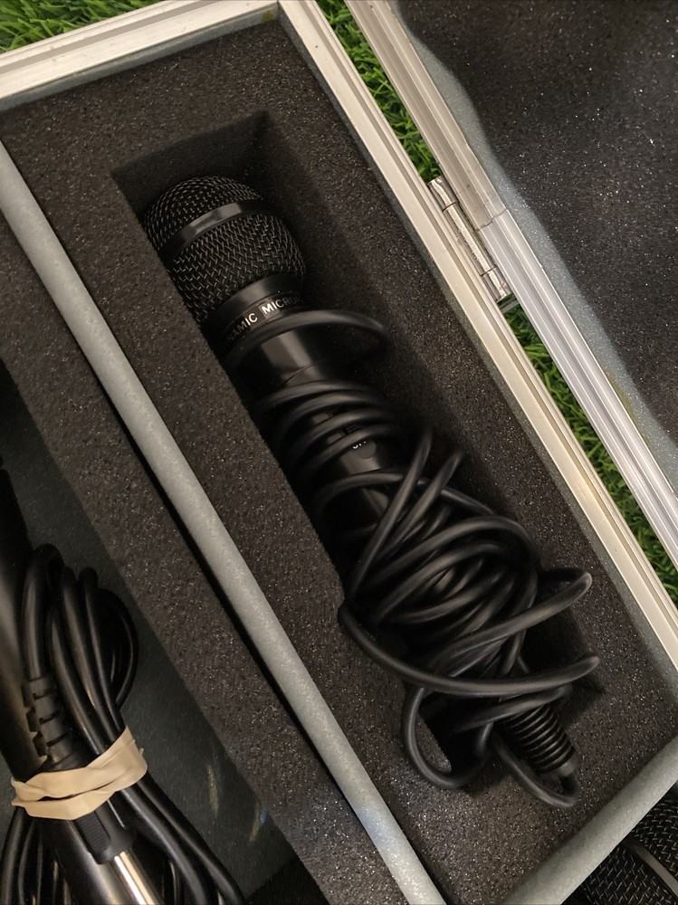 4 Microphones Great For Karaoke All 4 Plus Case Included Nice Working