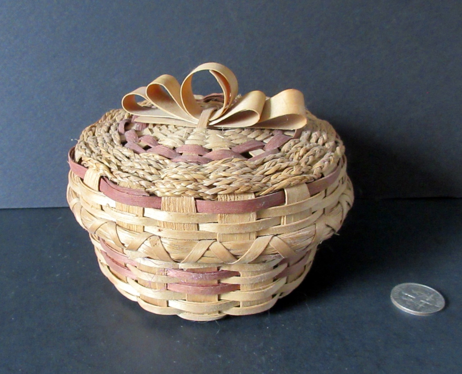 Sm Rnd lidded Wabanaki Ash Basket w/bow ribbon handle -rose dye: D Campbell 1998