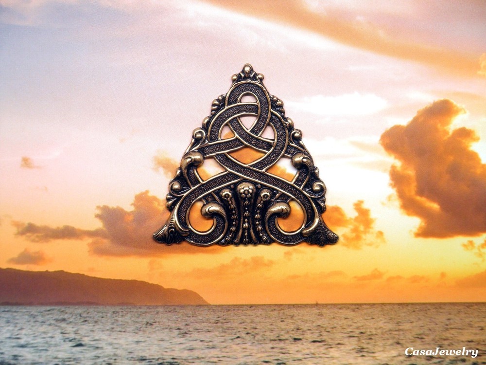 #3482 ANTIQUED GOLD CELTIC TRIANGLE SHAPE COMPONENT - 1 Pc