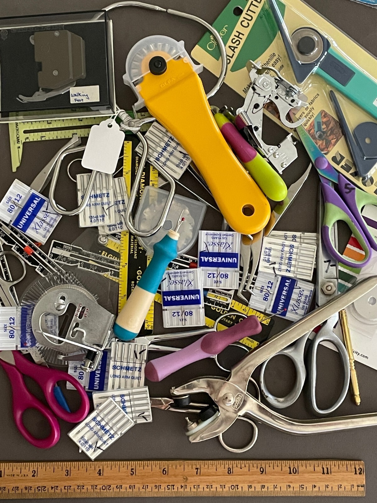 BUILD A LOT VTG SEWING CRAFT NOTIONS SEWING NEEDLES, PRESSER FOOT, SCISSORS ETC,