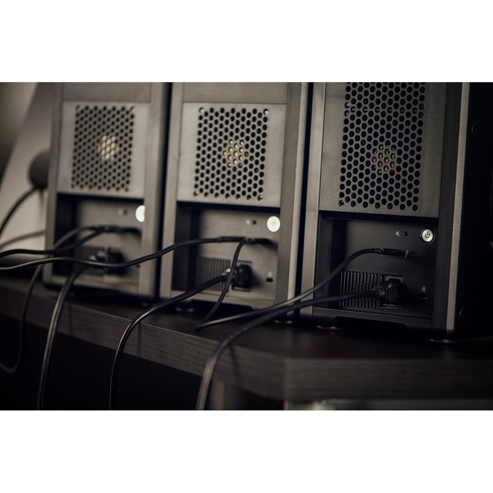 SanDisk Professional G-RAID Shuttle 4-Bay Thunderbolt 3 and USB-C RAID Array wit