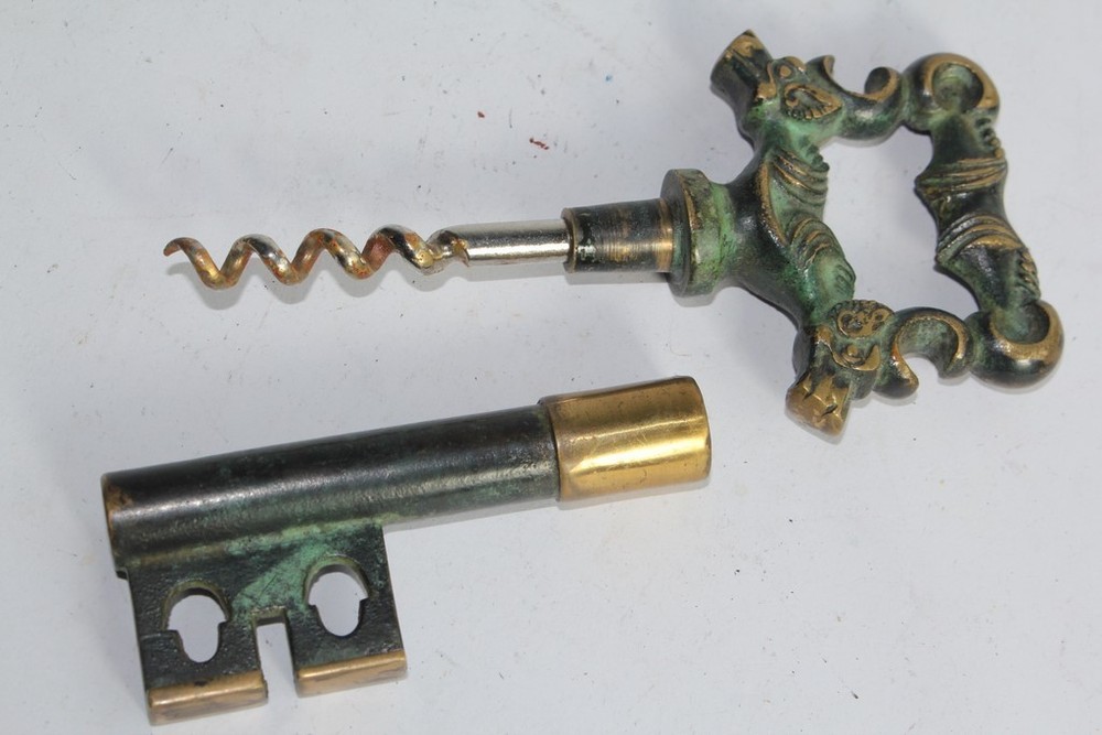 Antique corkscrew key (49481)