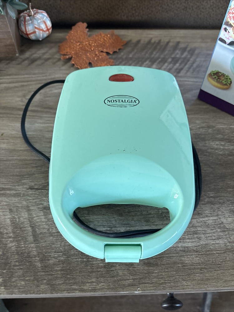 Nostalgia mini donut maker. Makes 4 donuts per batch. (Mint Green)
