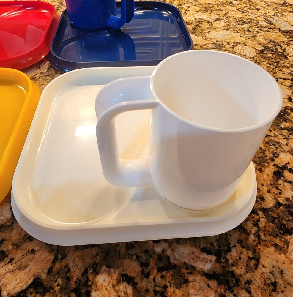 8 VTG AmPro Stackable Plates Mugs Set Picnic 4 Plates 4 Cups Bright & Clean