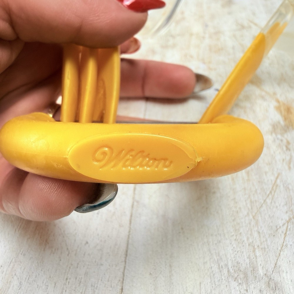 WILTON Scoop It 4 Piece Measuring Cup Set Nesting Yellow On Removeable Ring