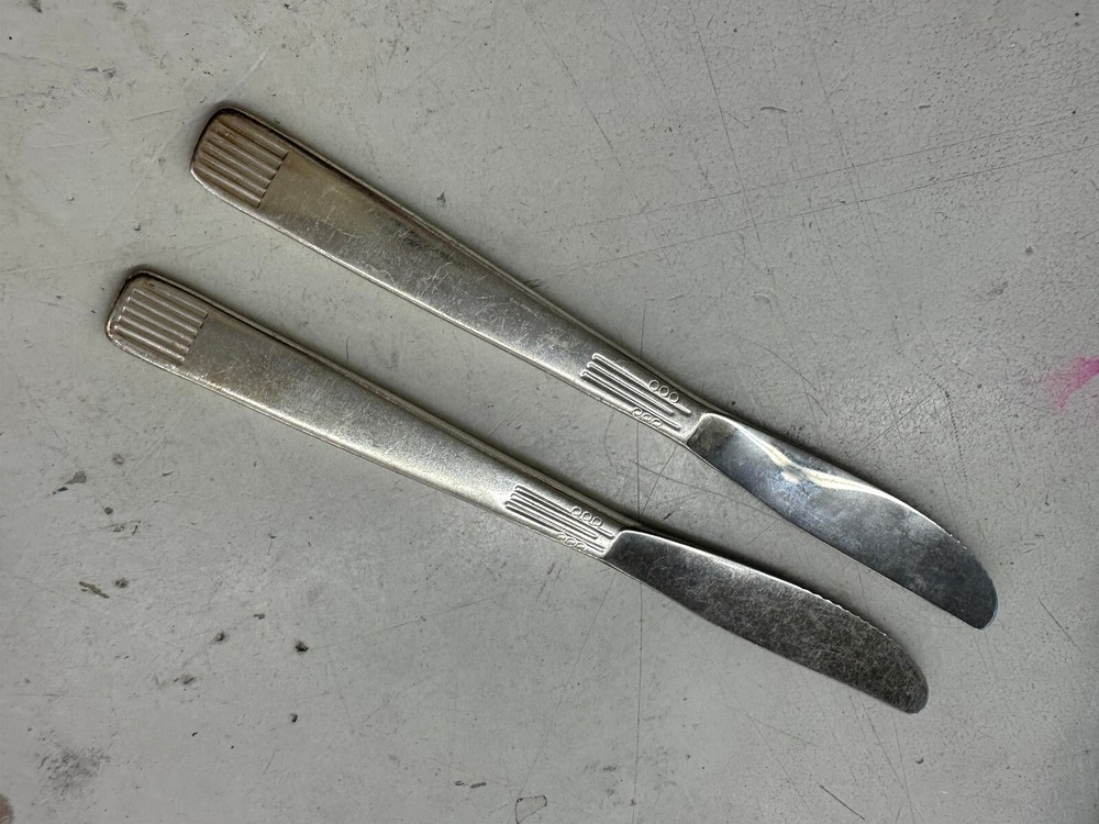 2 Modern Solid Dinner Knives Oneida Silver Silverplate 1956 Skyline 8 3/8"