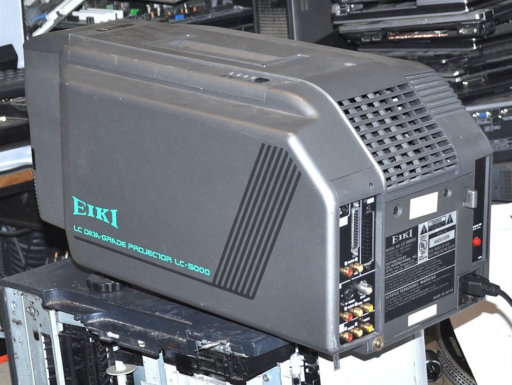 EIKI LC DATA GRADE DIGITALPROJECTOR MODEL LC-5000 SCHOOL SURPLUS