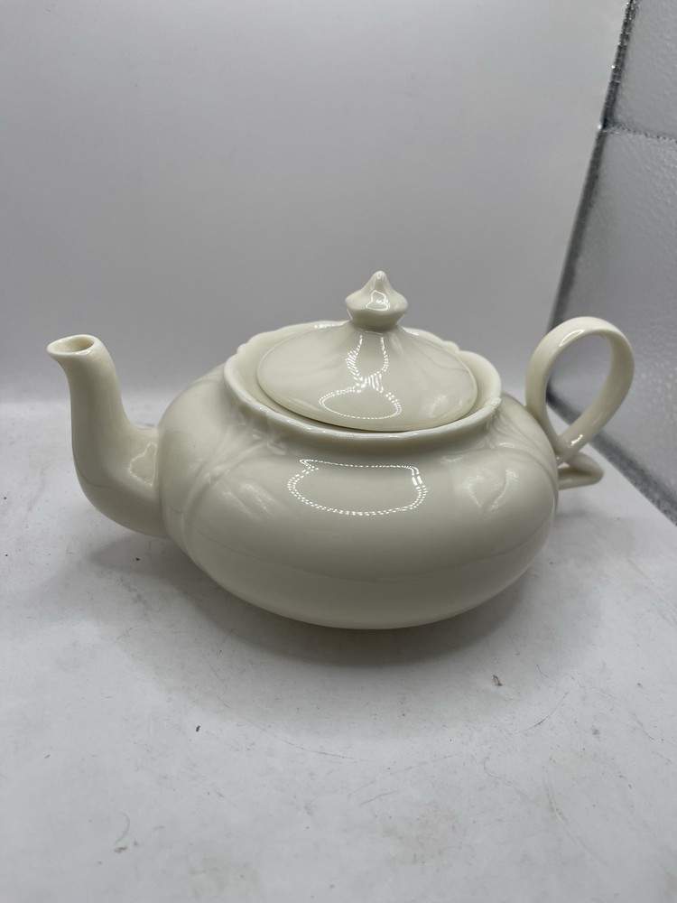 Vintage Ivory Ceramic Teapot with Unique Loop Handle – Elegant Leaf Pattern