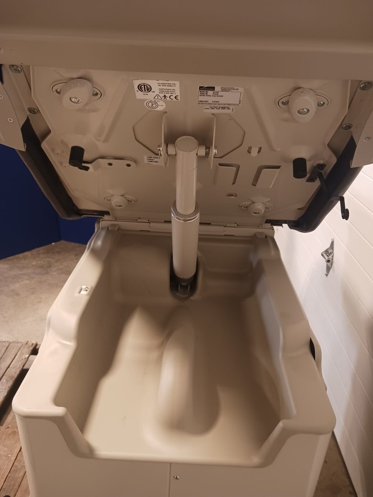 Midmark Exam Table 623-007 w/ Foot Switch & Handheld Controller